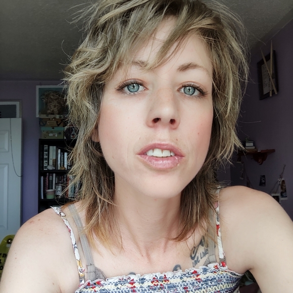 Meet your Posher, Amanda - Picture 3 of 6